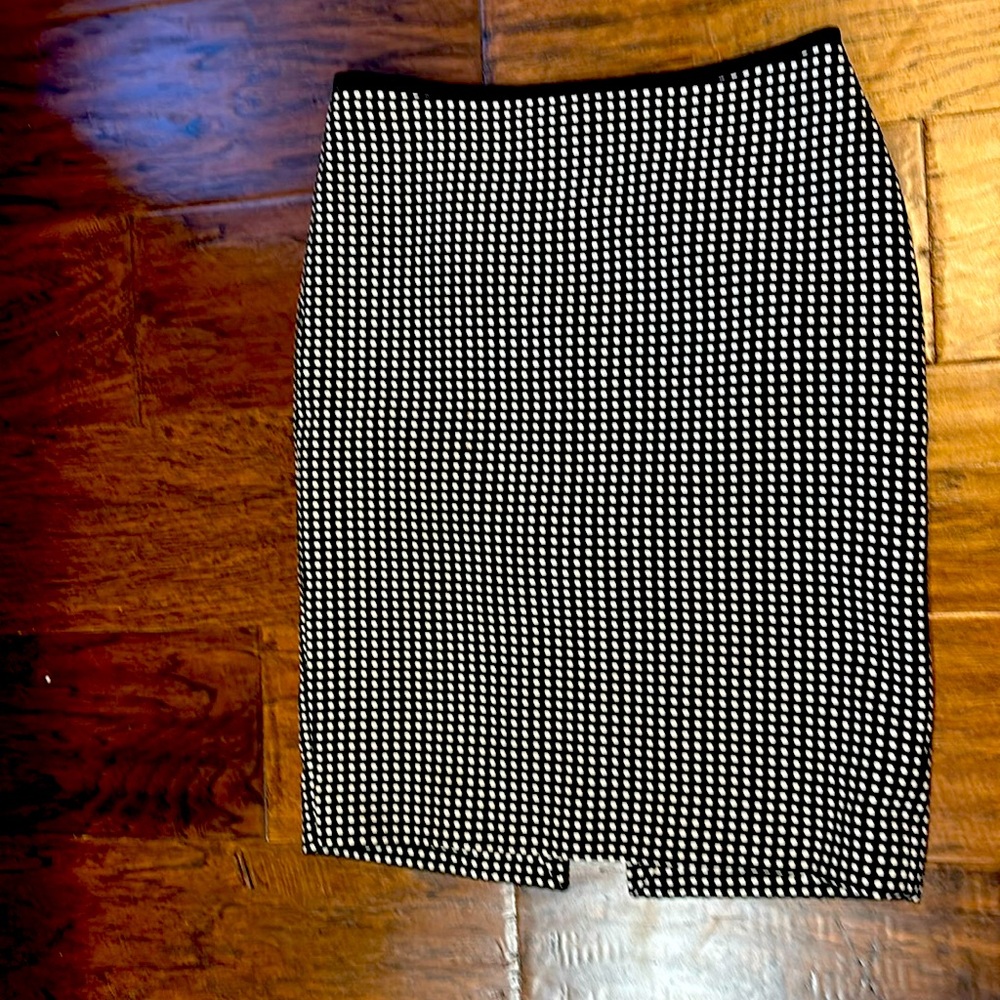 White house, black market, pencil skirt lined